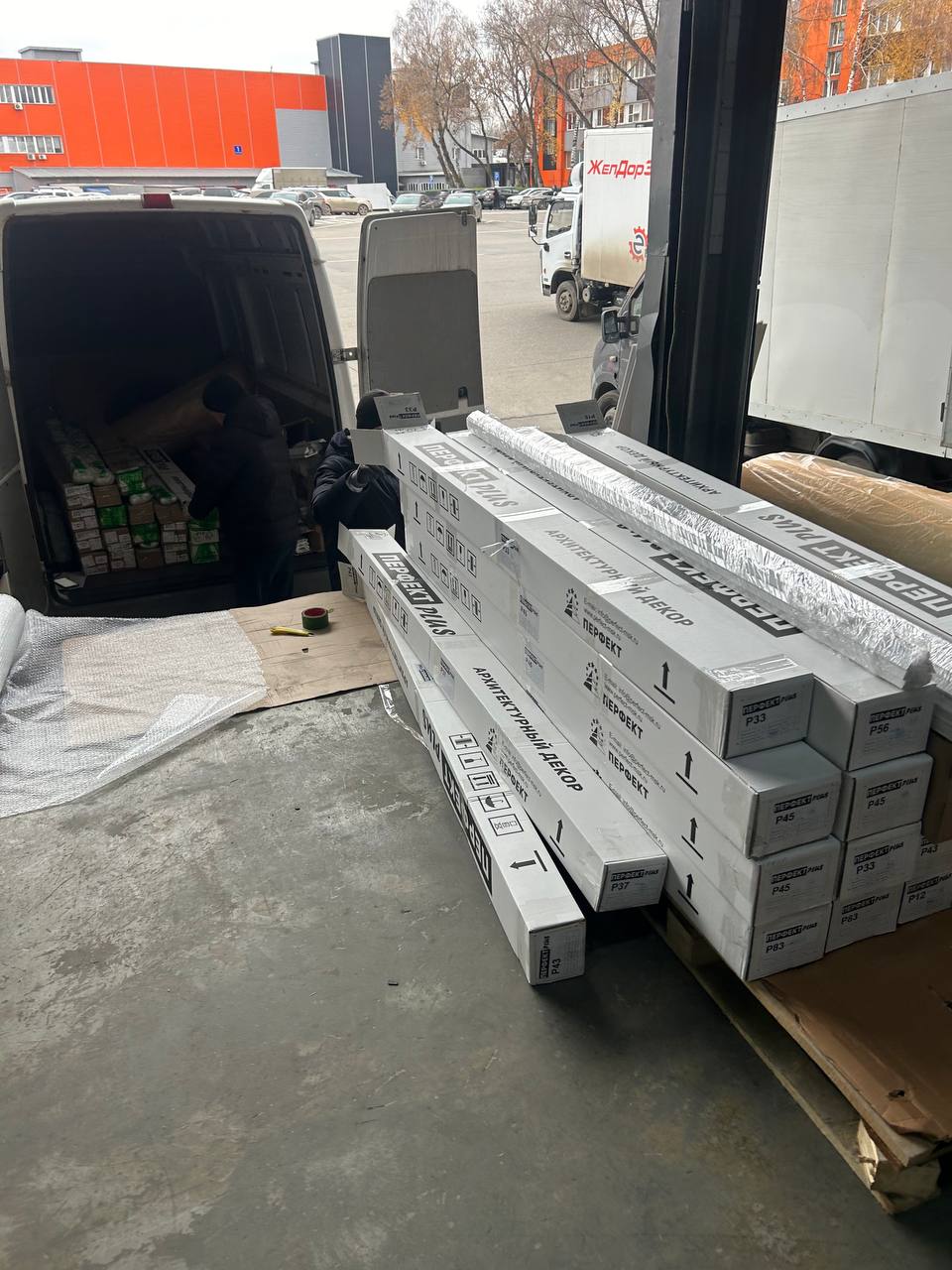 Доставка плинтусов, молдингов, карнизов клиенту