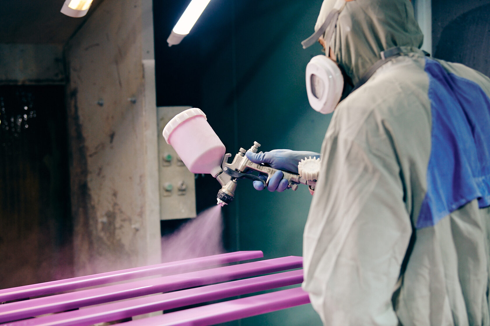 Профессиональная покраска плинтусов в покрасочный камере: защита от влаги и долговечность.