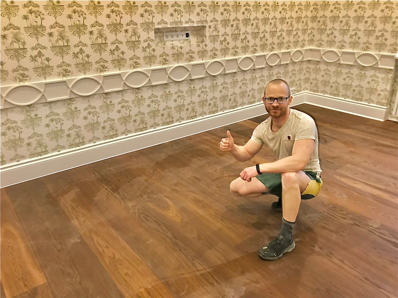 Монтаж и покраска молдингов и плинтуса - после