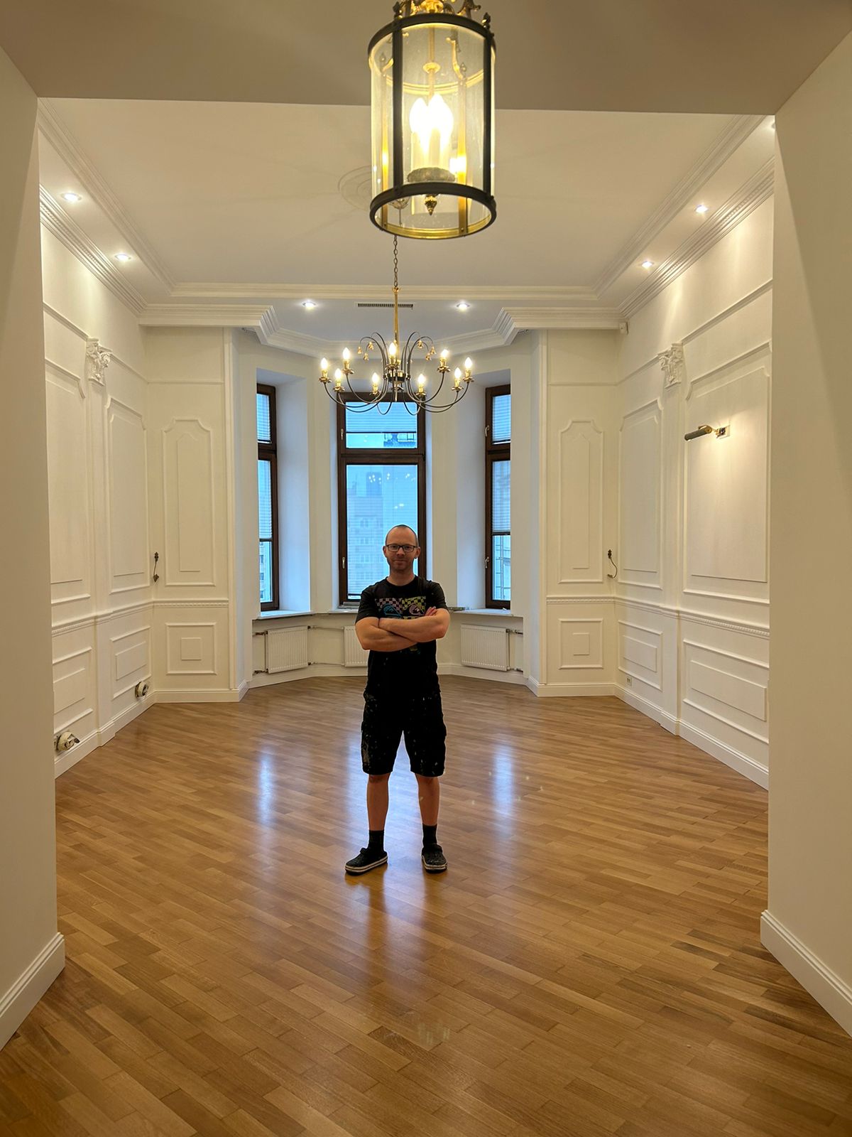 Как покрасить плинтус из дюрополимера или МДФ до или после монтажа - процесс работы