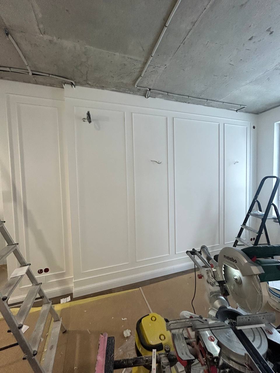 Молдинги и напольный плинтус под покраску - процесс работы